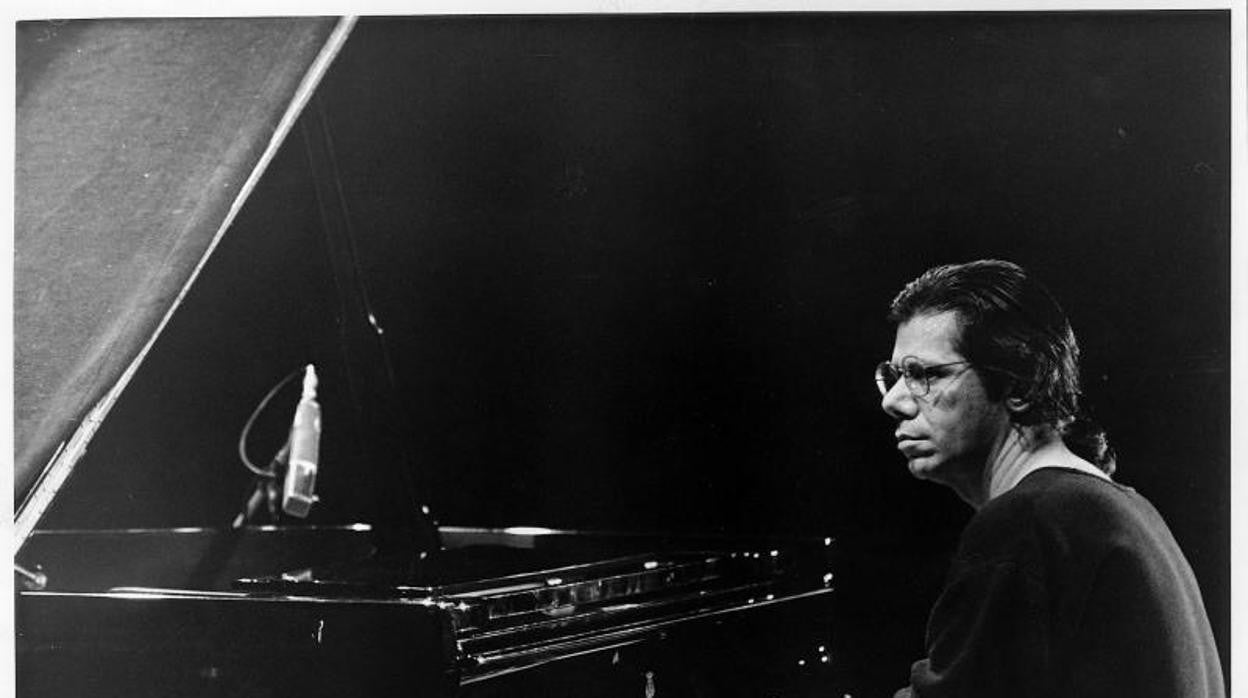 Chick Corea en medio de un concierto