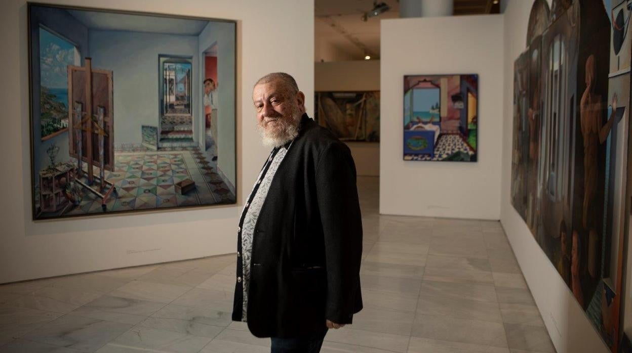 Guillermo Pérez Villalta, junto a algunas de sus obras, en la exposición