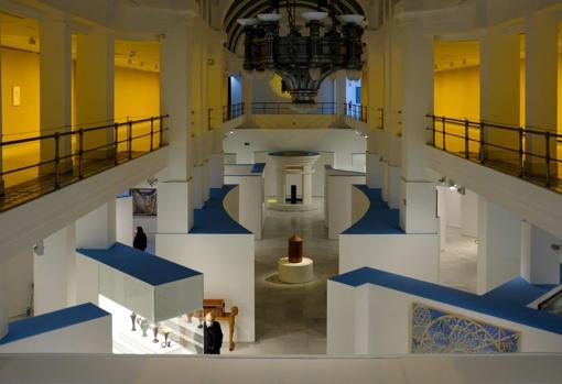 Panorámica de la sala, con las obras de Pérez Villalta