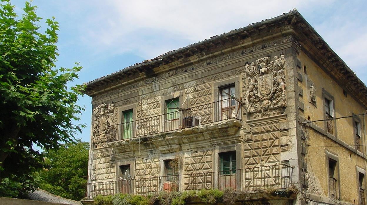 Una de las fachadas del palacio de Chiloeches