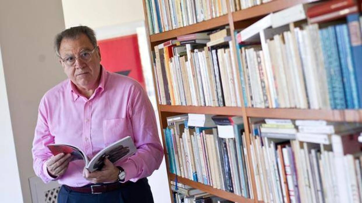 El poeta y crítico literario valenciano Jaime Siles, en su biblioteca