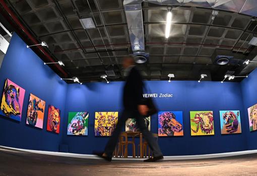 Un visitante de ARCO pasa delante del proyecto de Ai Weiwei en la edición de 2020