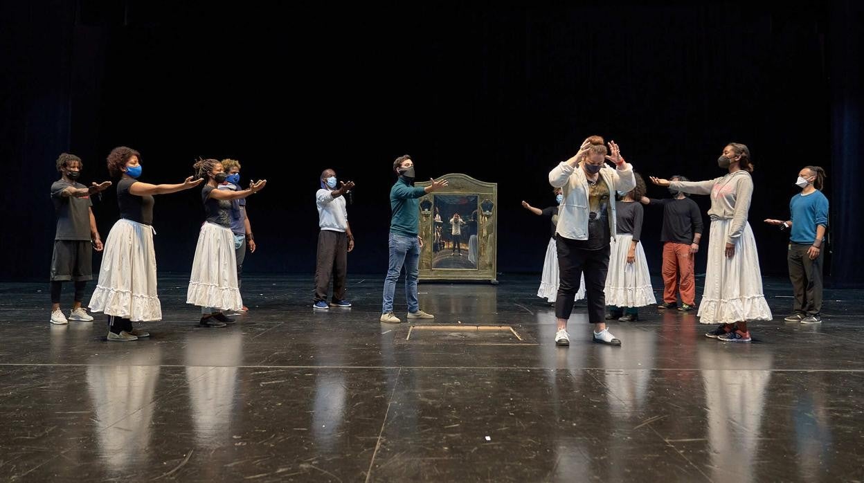 El elenco de cantantes de ‘Un ballo in maschera’, durante un ensayo en el que, como se ve, se guardan todas las medidas de seguridad