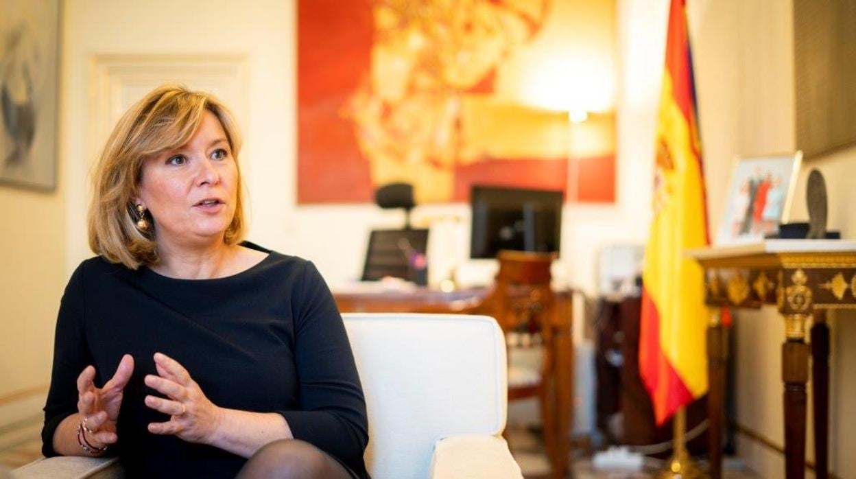 Castellanos, en su despacho, con el citado cuadro de Canogar al fondo, durante la entrevista