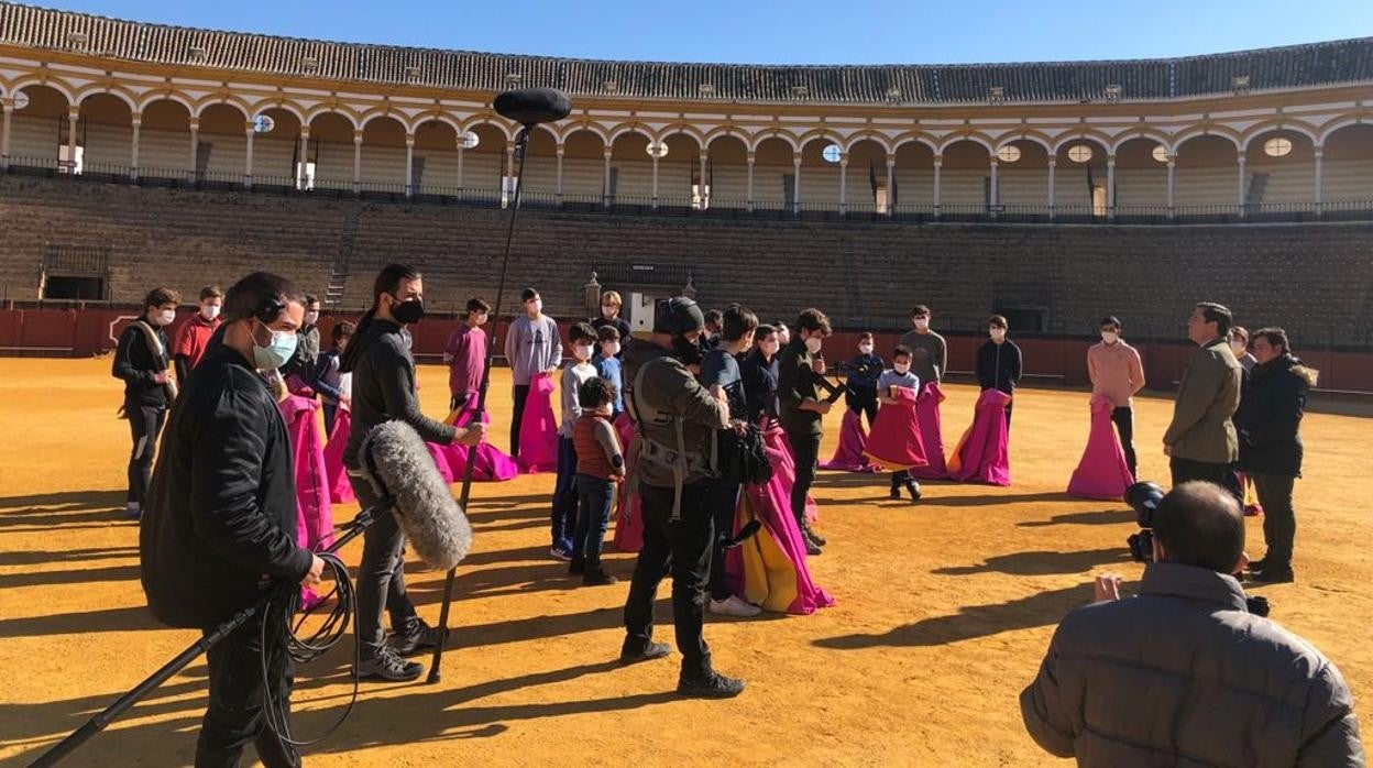 El programa está presentado por el torero sevillano Eduardo Dávila Miura