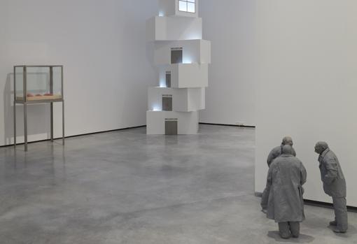 Obras de Elmgreen & Dragset, Louise Bourgeois y Juan Muñoz en una de las salas del museo