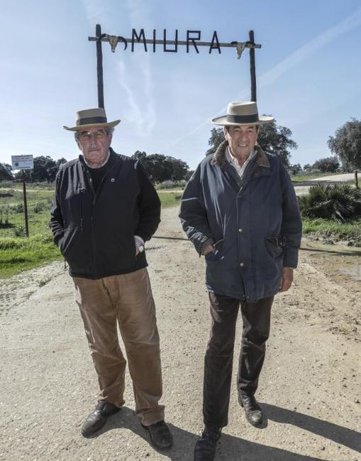 Eduardo y Antonio Miura, con las míticas calaveras de su ganadería al fondo