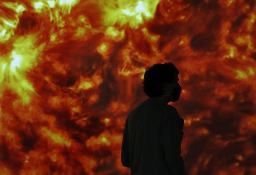 Un visitante pasa ante de una las instalaciones de la exposición