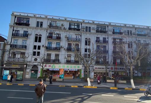 En los Apartamentos Ramos, construidos en la misma parcela de la mansión del empresario granadino del cine, vivió el famoso escritor chino Lu Xun