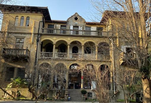 En plena Concesión Francesa de Shanghái, la antigua Casa de los Agustinos Recoletos está habitada hoy por varias familias y muy mal conservada, con ropa tendida y chapuzas por todos sitios