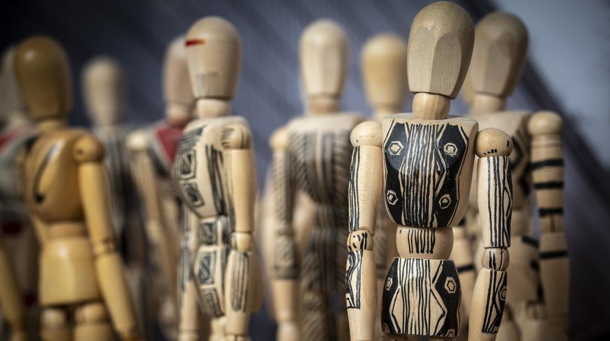 Muñecos de madera articulados pintados con motivos indígenas por el artista José Manuel Ballester