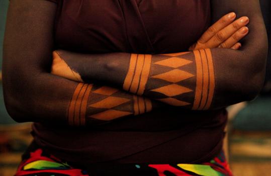 Tatuajes con tintas vegetales: magia, sanación, veneración o mensajes más prosaicos (soltería, por ejemplo)