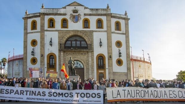 La Fundación pone a prueba al Ayuntamiento de Espartinas: se ofrece a limpiar su plaza de toros