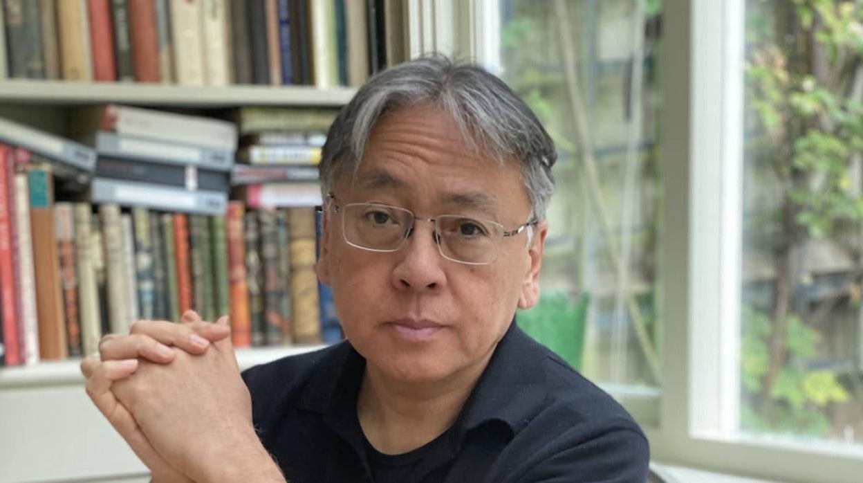 El escritor Kazuo Ishiguro, premio Nobel de Literatura, fotografiado en su casa