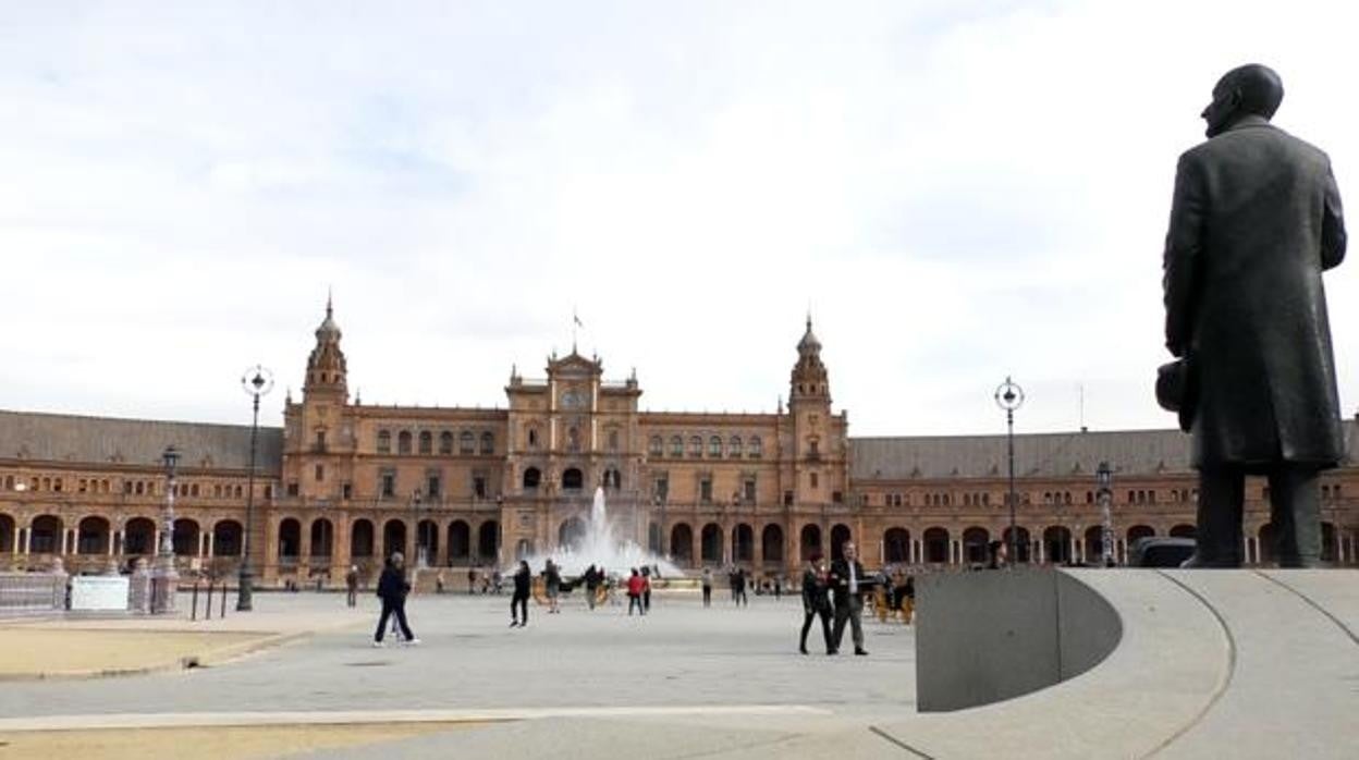 Imagen de la fuente de la Plaza de España, que esta noche de teñirá en tonalidad violeta por el 8M