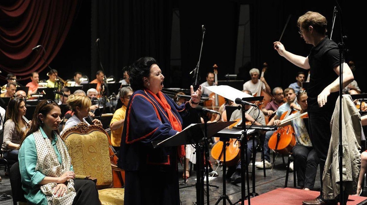 Montserrat Caballé, junto a su hija Montse, durante la grabación del disco