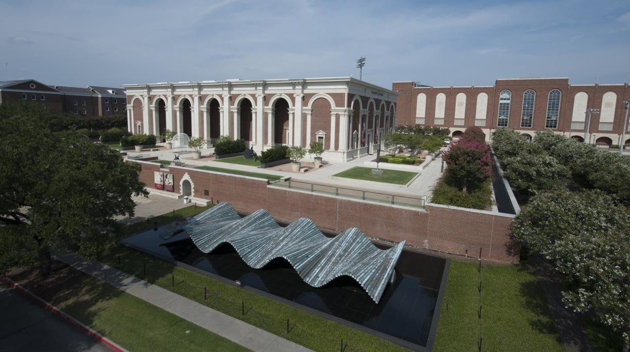 Exterior del Meadows Museum y su plaza de esculturas con 'Ola' de Santiago Calatrava en primer plano