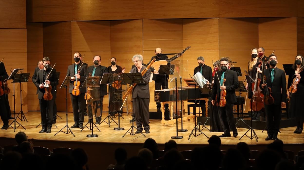 La Orquesta Barroca de Sevilla saluda tras una interpretación