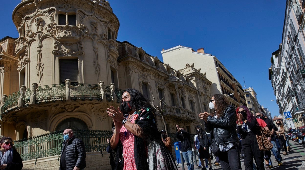 Un aspecto de la manifestación de Madrid, frente al Palacio de Longoria, sede de la SGAE