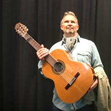 Manuel Márquez con su guitarra