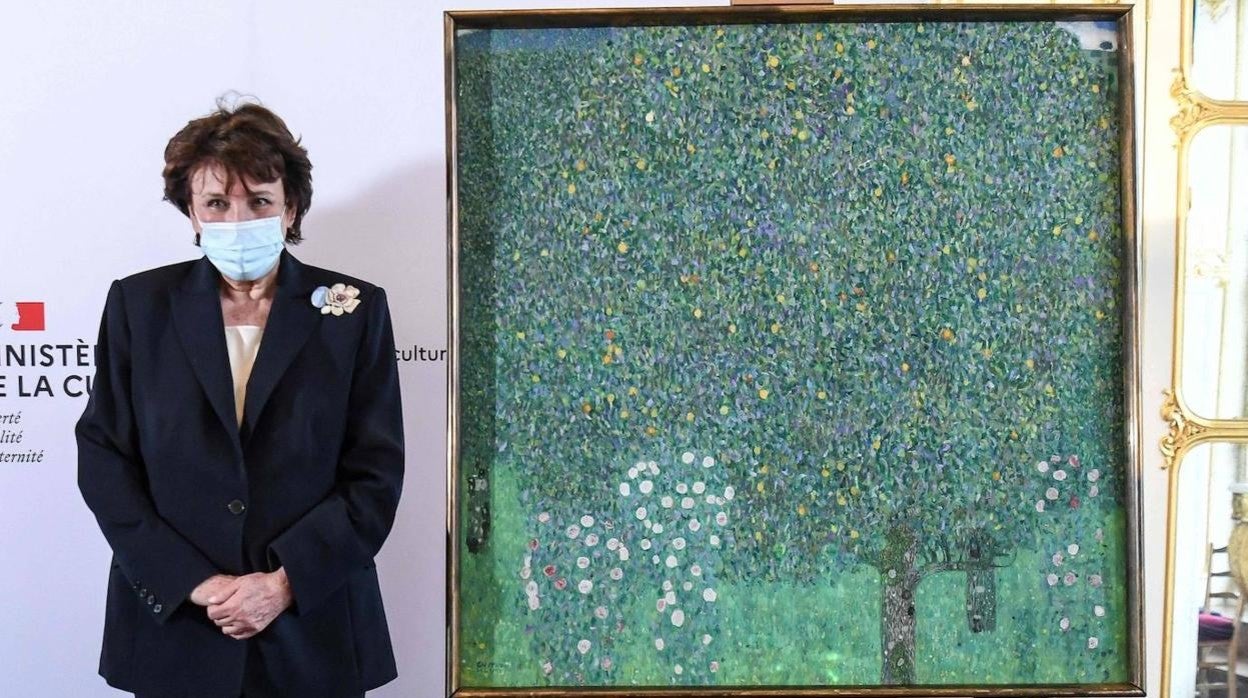 La ministra de Cultura francesa posa junto al cuadro de Klimt que el Gobierno de Macron ha devuelto a sus herederos