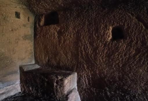 Banco de piedra derecho de la estancia I de Alborajico
