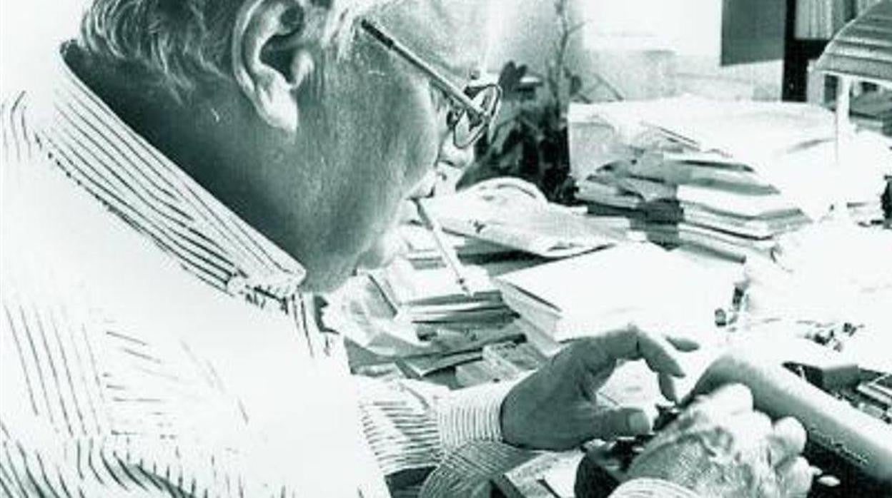 Manuel Padorno en plena labor creadora