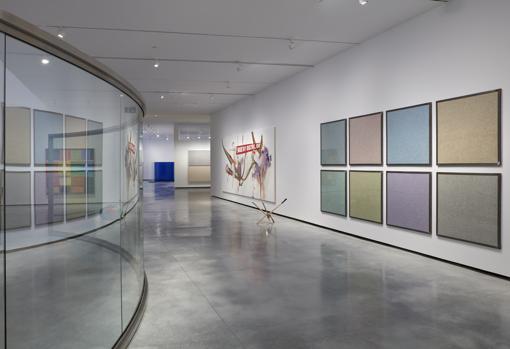 Sobre la superficie del pabellón de Dan Graham se reflejan las obras de Ignasi Aballí