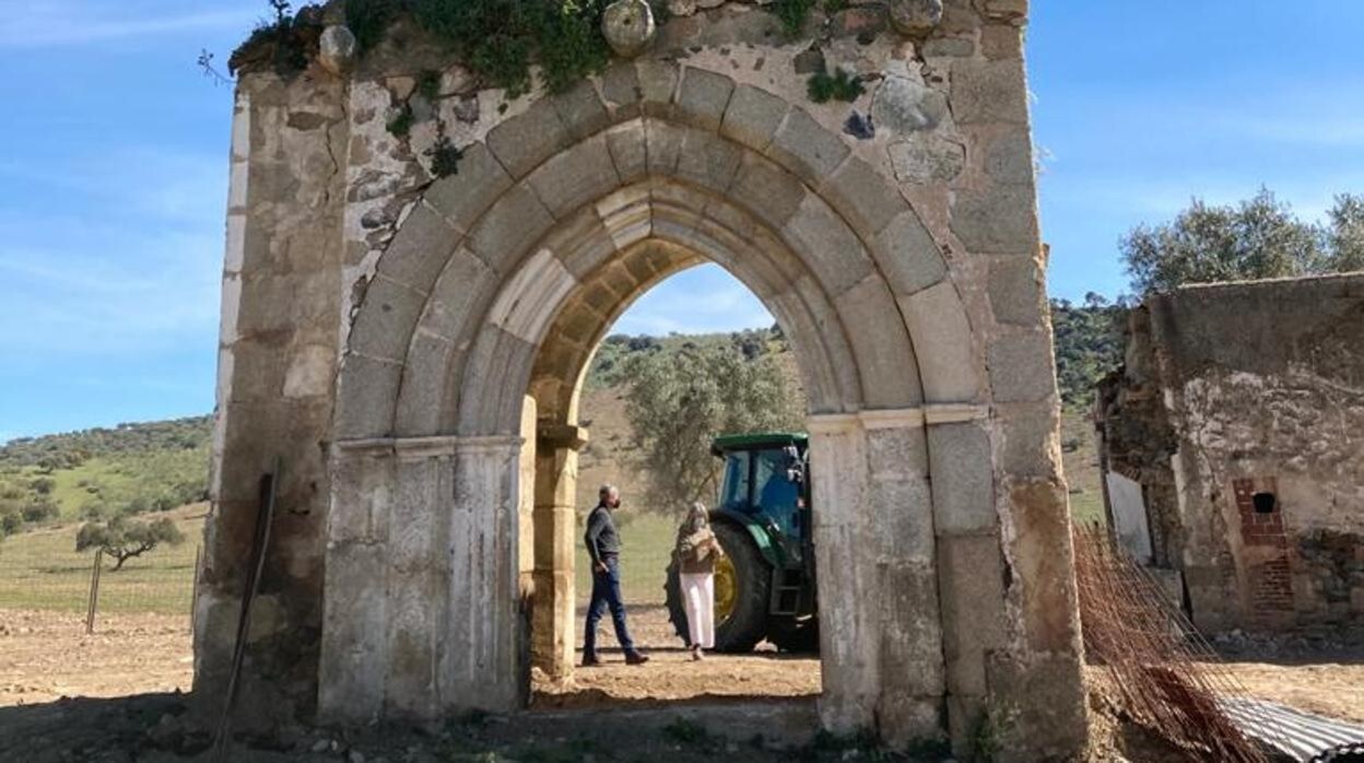 La puerta de la ermita de Santa María de Brovales que permanece en pie