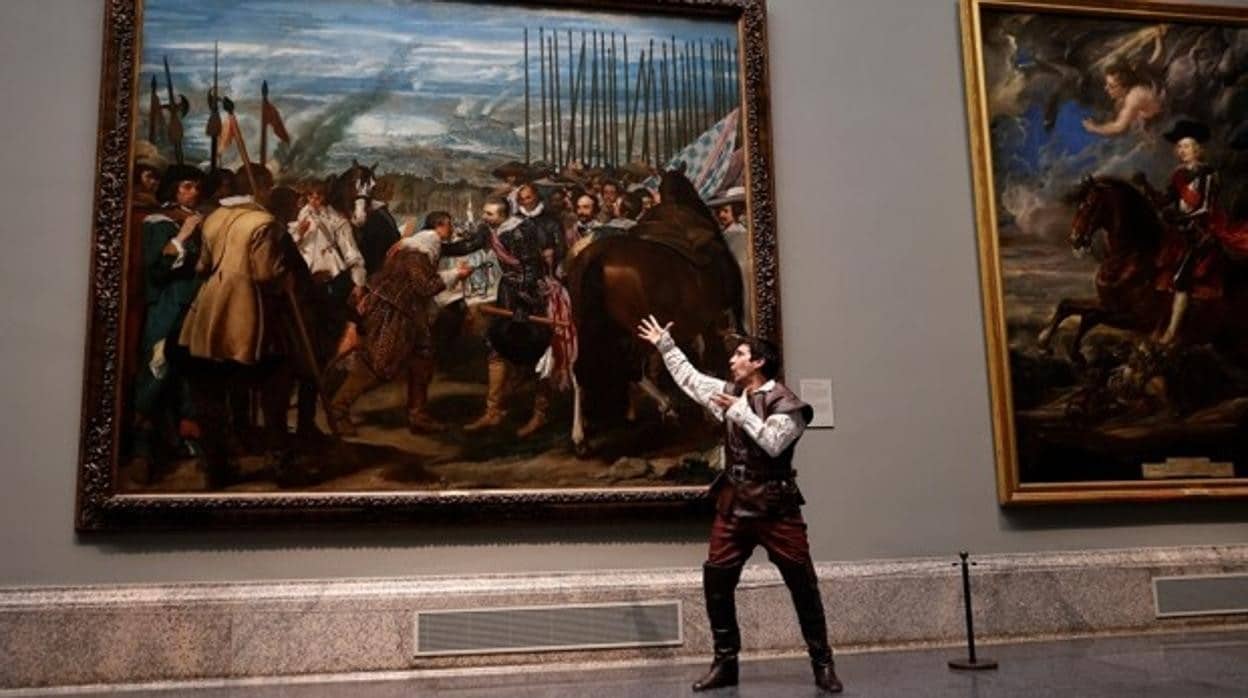 Daniel Ortiz, representando el monólogo 'Soldado' ante 'Las lanzas', de Velázquez
