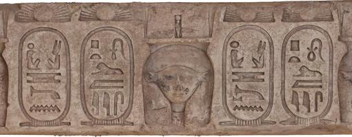 Friso decorado con la cabeza de la diosa Hathor y los cartuchos de Ptolomeo I