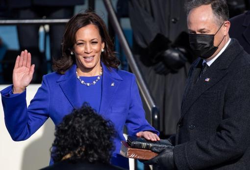 Kamala Harris, el 20 de enero de 2021, en el moment ode jurar su cargo como vicepresidenta de EE.UU., mientras su marido Doug Emhoff sostiene la Biblia