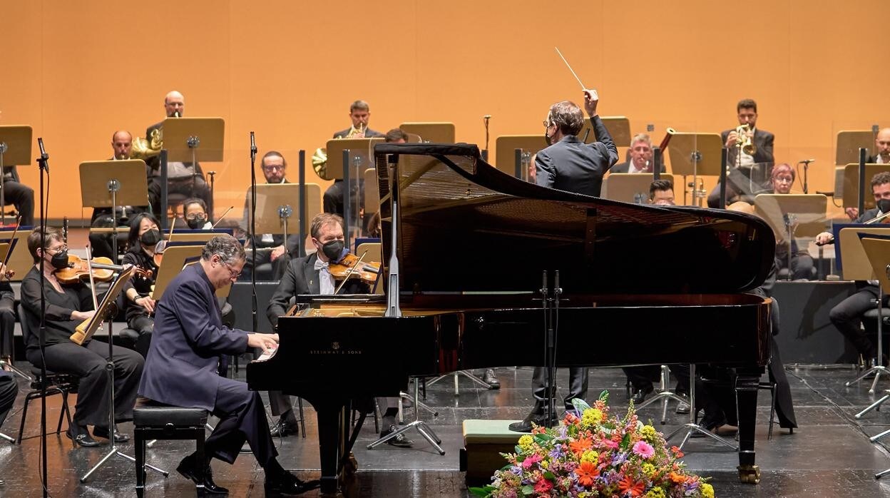 Leonel Morales, al piano, durante el concierto, que dirigió Pablo González