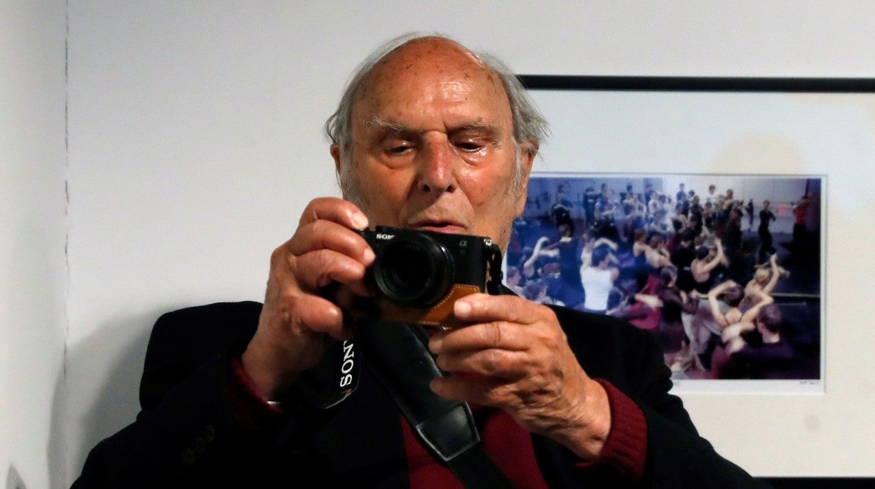 Carlos Saura fotografía a los fotógrafos ayer, en la exposición