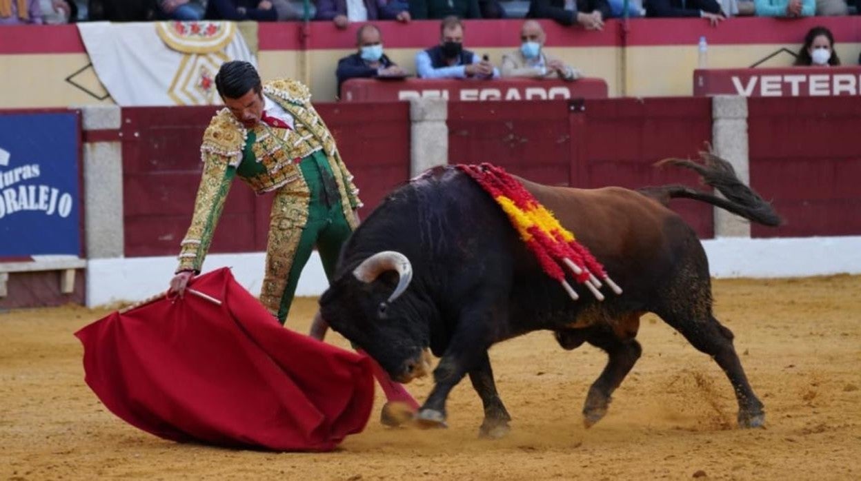 Emilio de Justo, con el sexto toro, 'Andorrano' de nombre