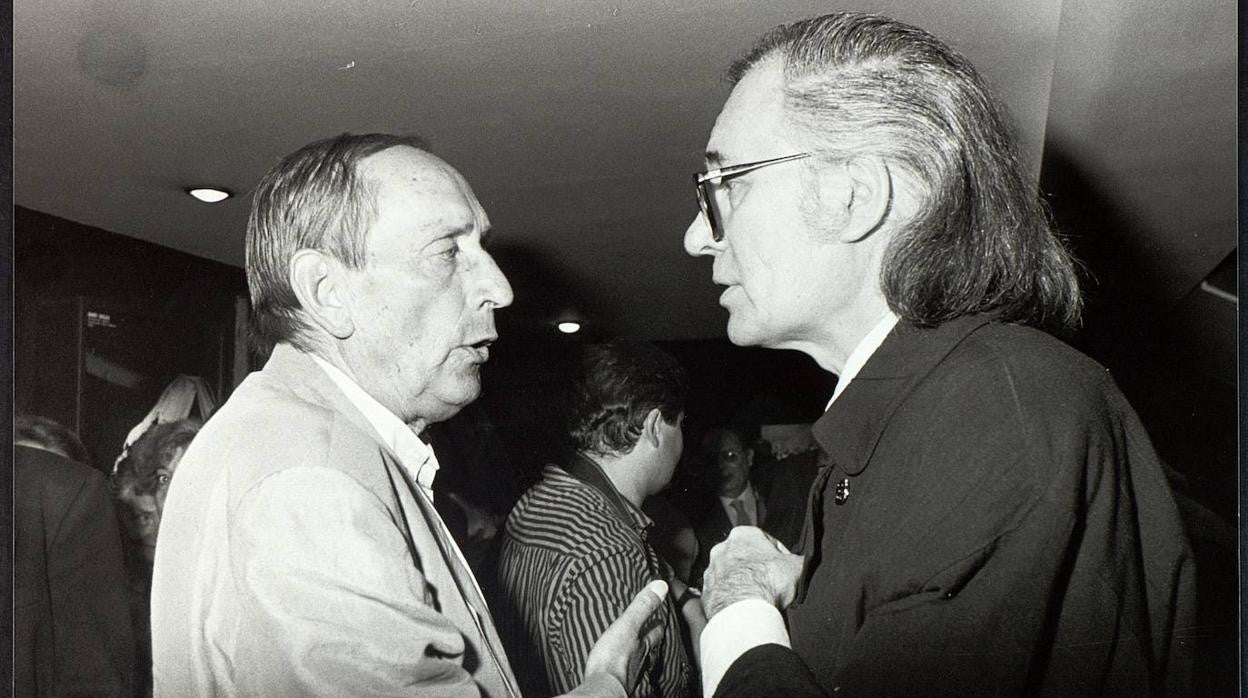 Miguel Delibes conversa con Francisco Umbral durante el estreno de la adaptación teatral de 'Las guerras de nuestros antepasados'