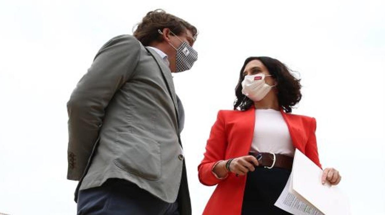 Isabel Díaz Ayuso, con Martínez Almeida, hoy en Las Ventas