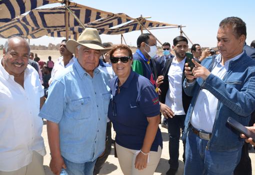 Zahi Hawass junto a Teresa Bedman durante la presentación del descubrimiento