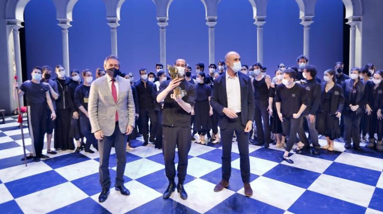 Juan Espadas, Rubén Olmo y Antonio Muñoz, durante la entrega del Giraldillo de la Bienal al Ballet Nacional de España, con los bailarines de la compañía al fondo