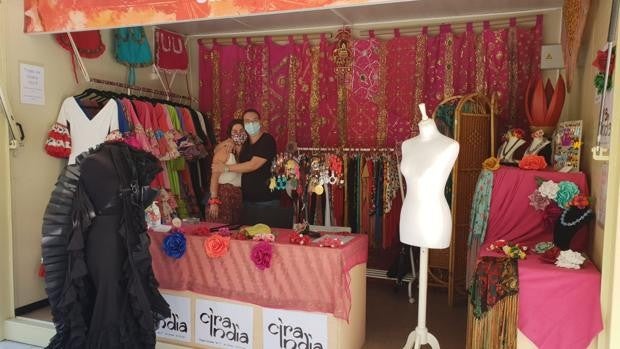 La Plaza Nueva 'se viste' de volantes con el mercadillo de moda flamenca en la semana de la Feria de Abril de Sevilla