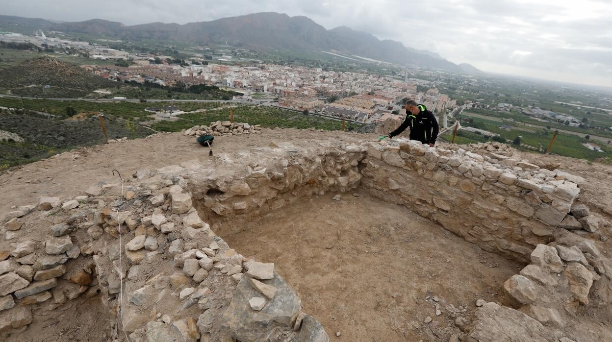 Miguel Pallarés muestra la torre defensiva descubierta en Santomera