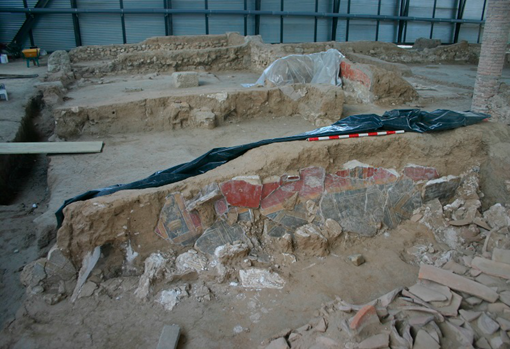 Excavación de las pinturas del muro norte de la estancia