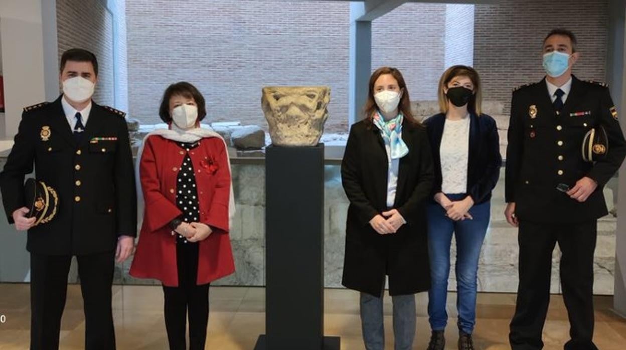 La Policía Nacional entrega al Museo Arqueológico de Córdoba un capitel del siglo II