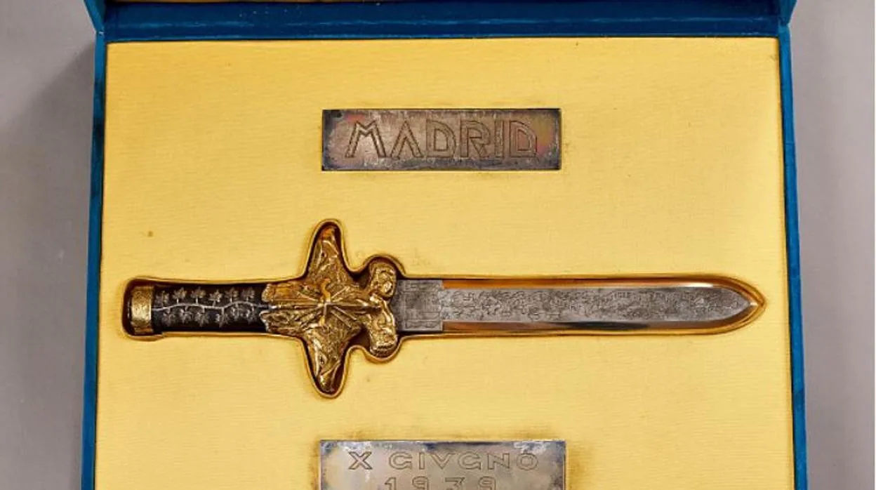 Un coleccionista paga 35.000 euros por una daga que perteneció a Franco