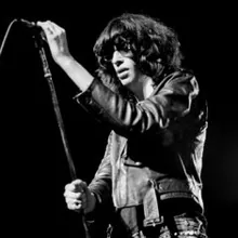 Veinte años sin Joey Ramone, el cantante feo y desgarbado que hizo sexy al punk