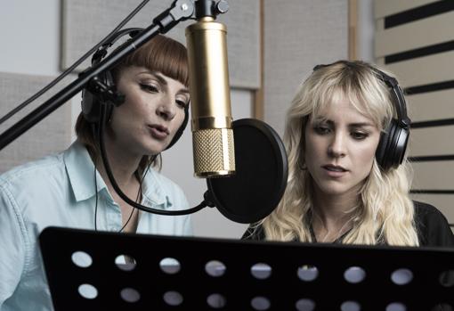 Series de éxito también tienen su versión en audiolibro. Najwa Nimri y Maggie Civantos graban ‘Vis a vis’