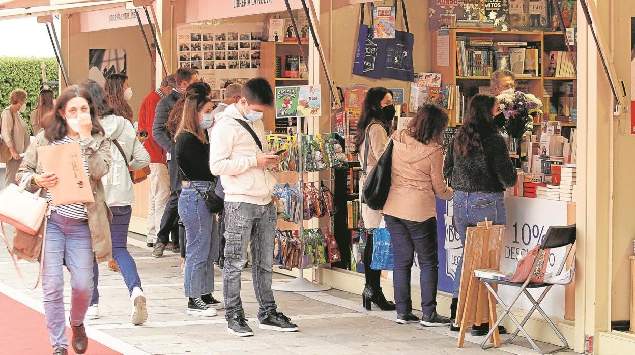 Ambiente de la Feria del Libro de Tomares