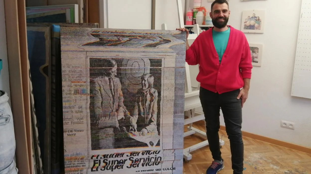El artista Alejandro Bombín, junto a una de sus obras, en su casa-estudio de Madrid