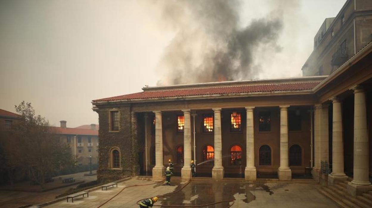 Un incendio destruye varios pisos de la histórica biblioteca Jagger en Ciudad del Cabo