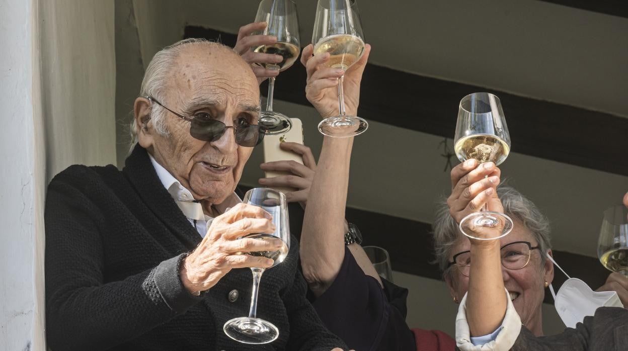 Francisco Brines, durante la rueda de prensa que dio en noviembre del año pasado en su finca «Elca», en Oliva (Valencia), para celebrar la consecución del Premio Cervantes